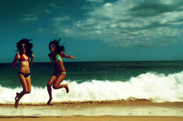 Две Девушки На Пляже