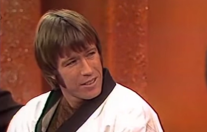 Ezt az ősrégi Chuck Norris-videót egyszerűen nem lehet felfogni ésszel