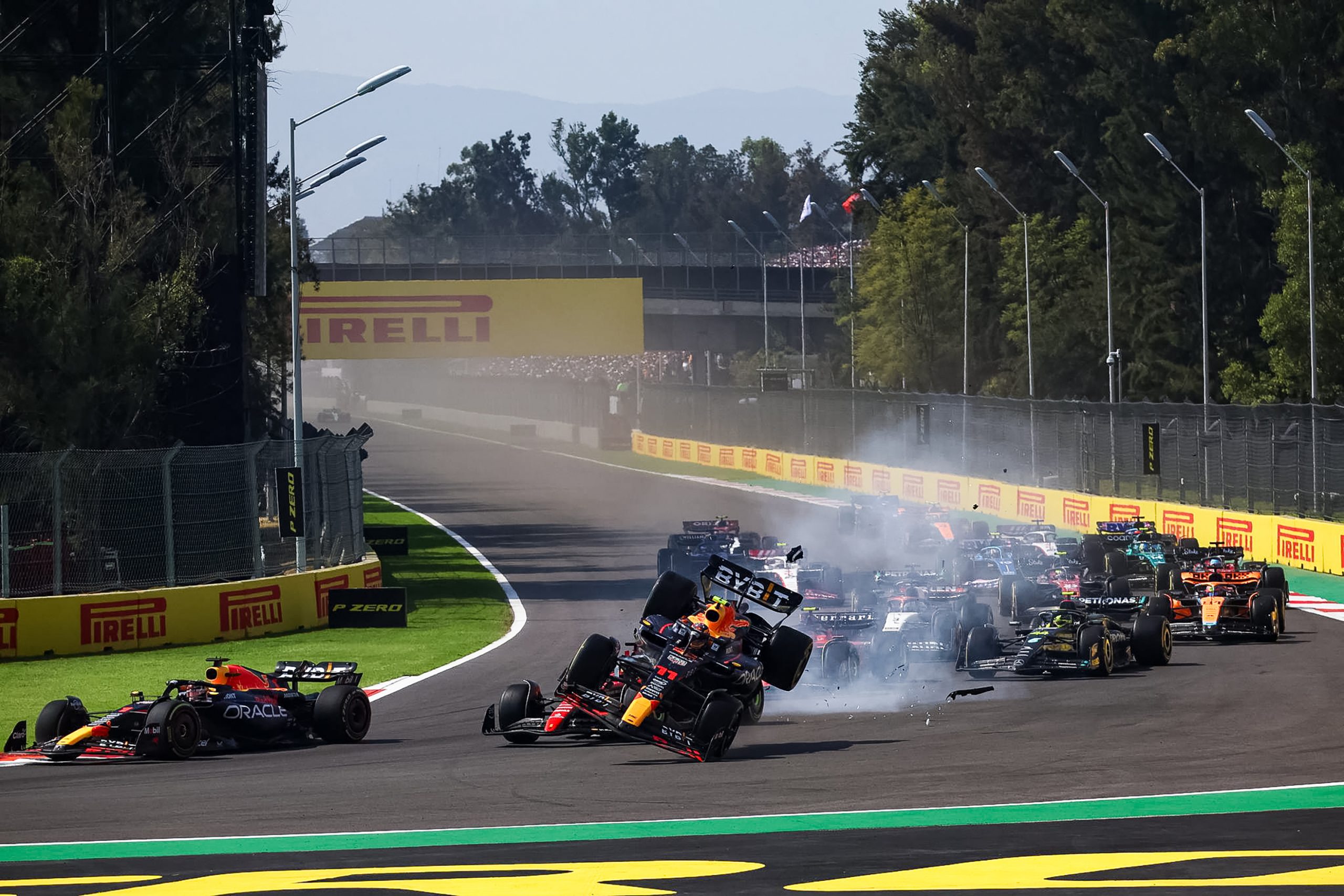 Pérez már az első kanyarban kinyírta hazai versenyét amit Verstappen