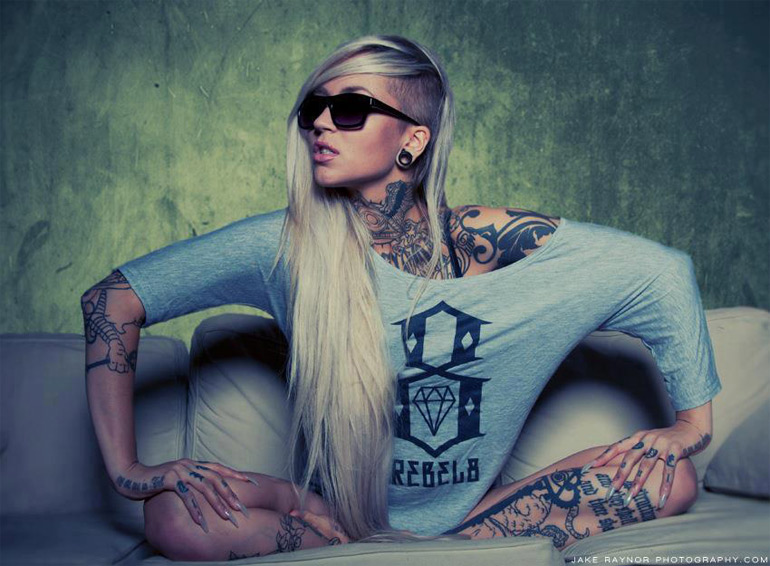 tetoválás meztelen modellek