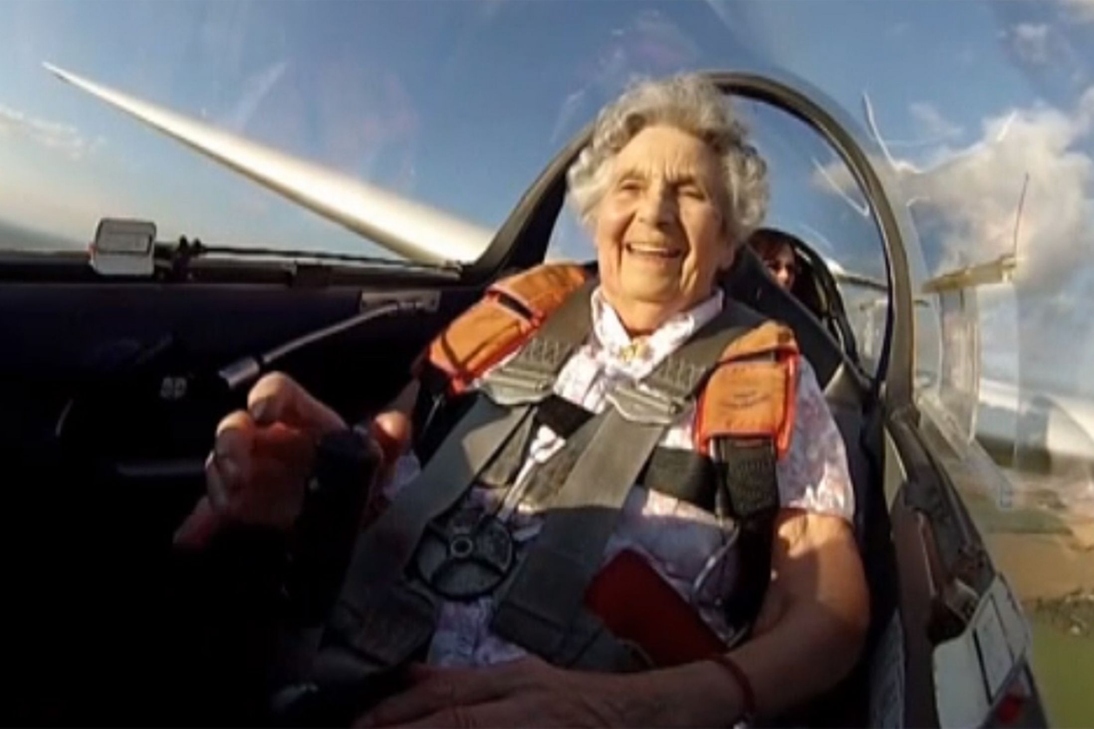 Ребенок на самолете с бабушкой. Дорис Локнесс. Бабка в самолете. Бабушка летчик.