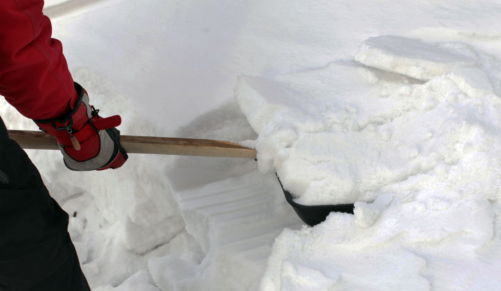 Убрать сугроб. Убирает снег. Лопата для уборки снега. Уборка снега вручную. Лопата для очистки снега с крыши.