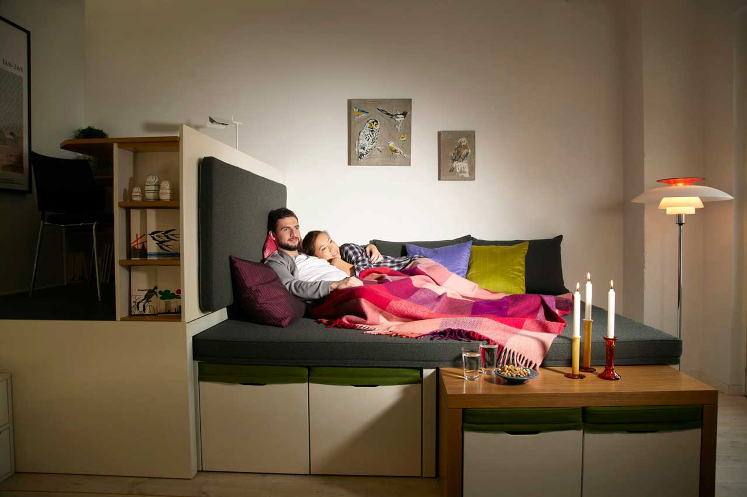 Хочу половины квартиры. Спальное место в маленькой квартире. Комната с кроватью. Функциональная мебель для маленьких квартир. Комната с кроватью и д Ваном.