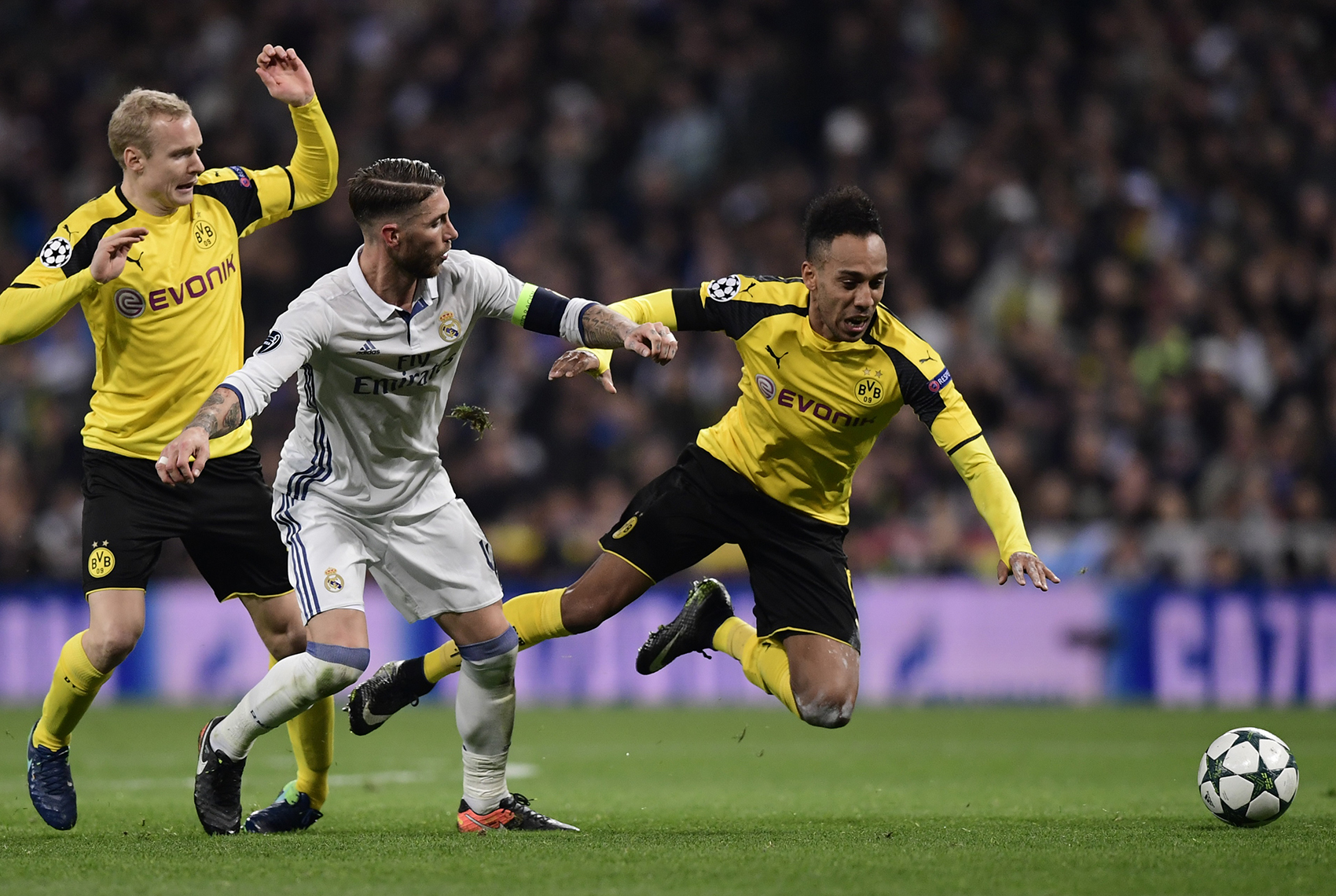 Боруссия Дортмунд Копенгаген. Реал Мадрид Боруссия Дортмунд. Borussia Dortmund vs real Madrid. Боруссия д и Реал Мадрид черно белое.