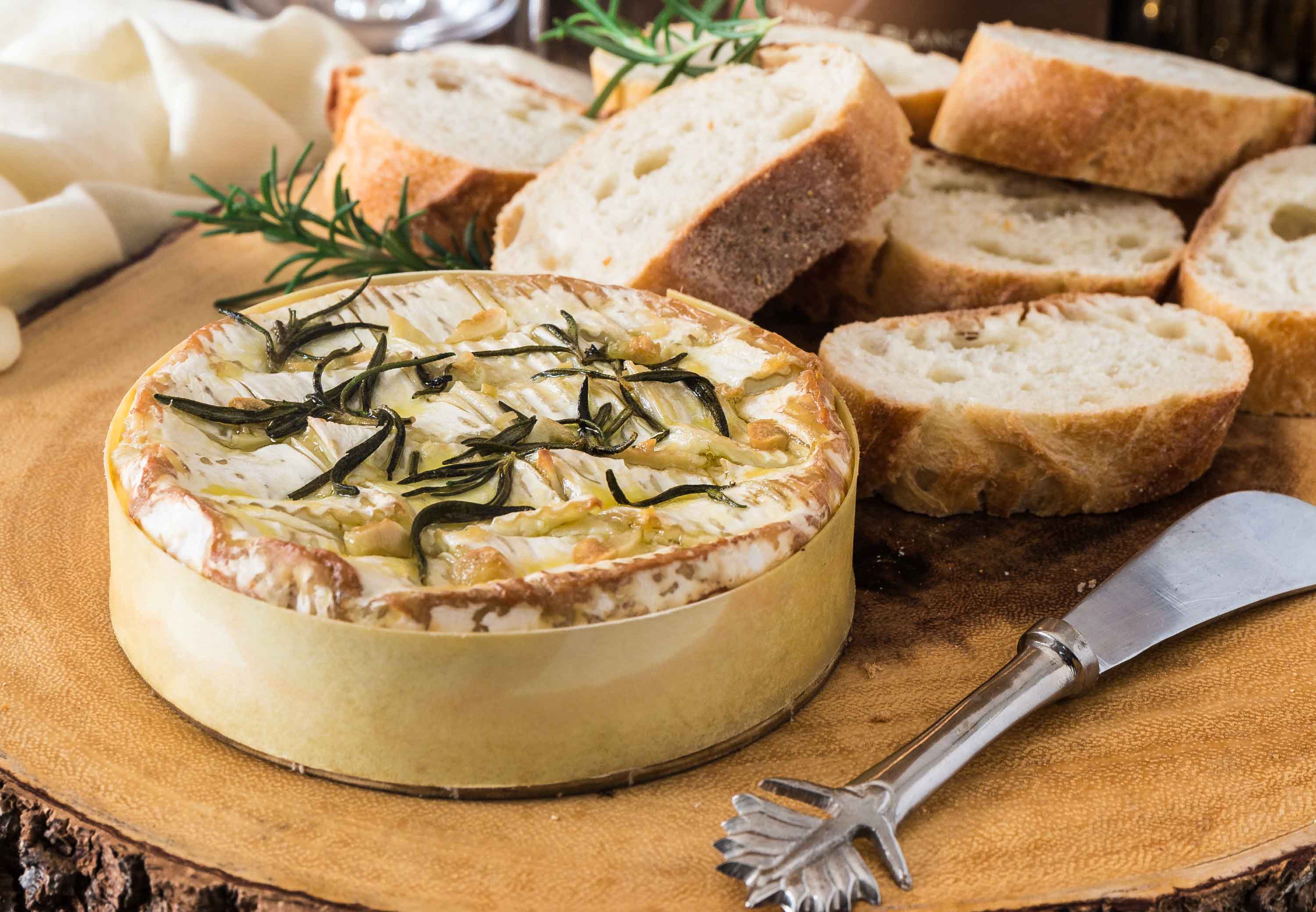 Печеный сыр. Запеченный сыр камамбер. Камамбер жареный в духовке. Запеченный французский камамбер. Сыр камамбер в духовке.