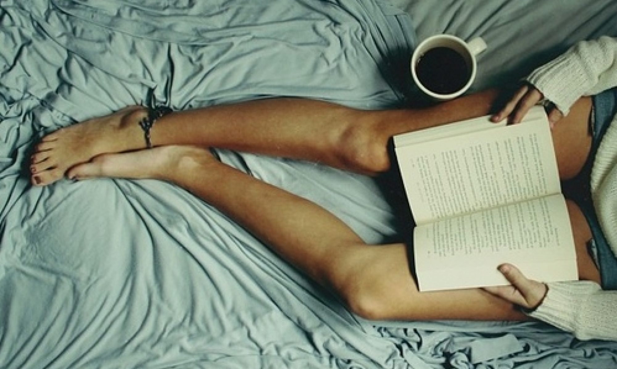 Well дайте поспать. Чтение в постели. Чтение в кровати. Девушка в постели с книгой. Девушка лежит с книгой.