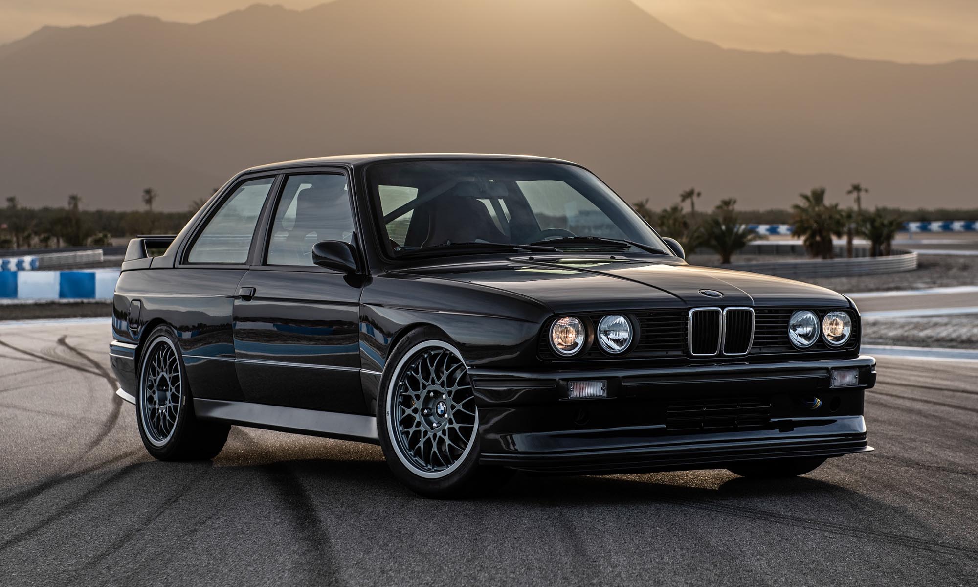 Gyönyörű lett ez a modernizált E30-as BMW M3 | Az online férfimagazin