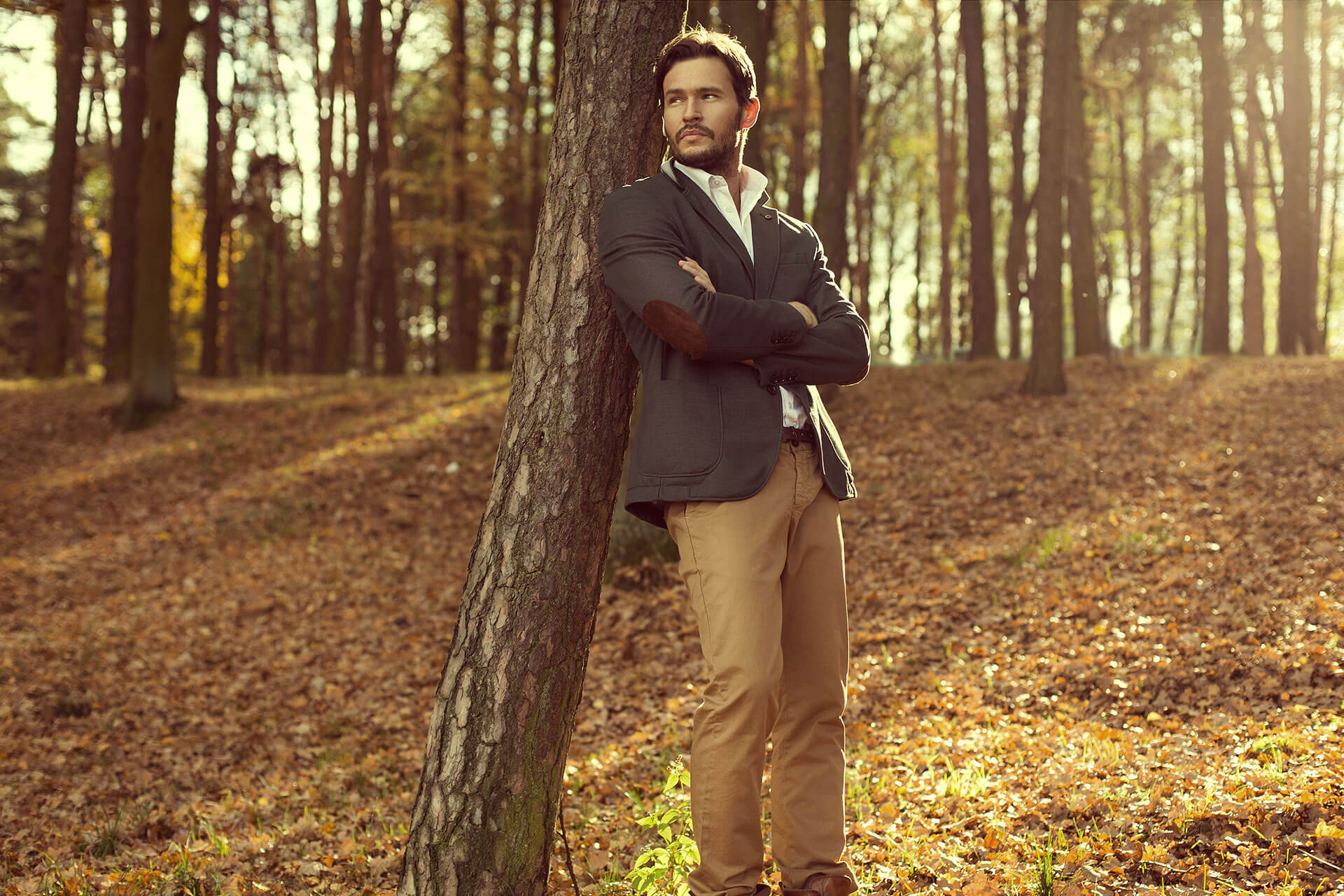 Человек стоит под деревом. Осенняя фотосессия мужчины. Фотосессия мужчины в парке. Мужчина на природе. Осенняя фотосессия с парнем.