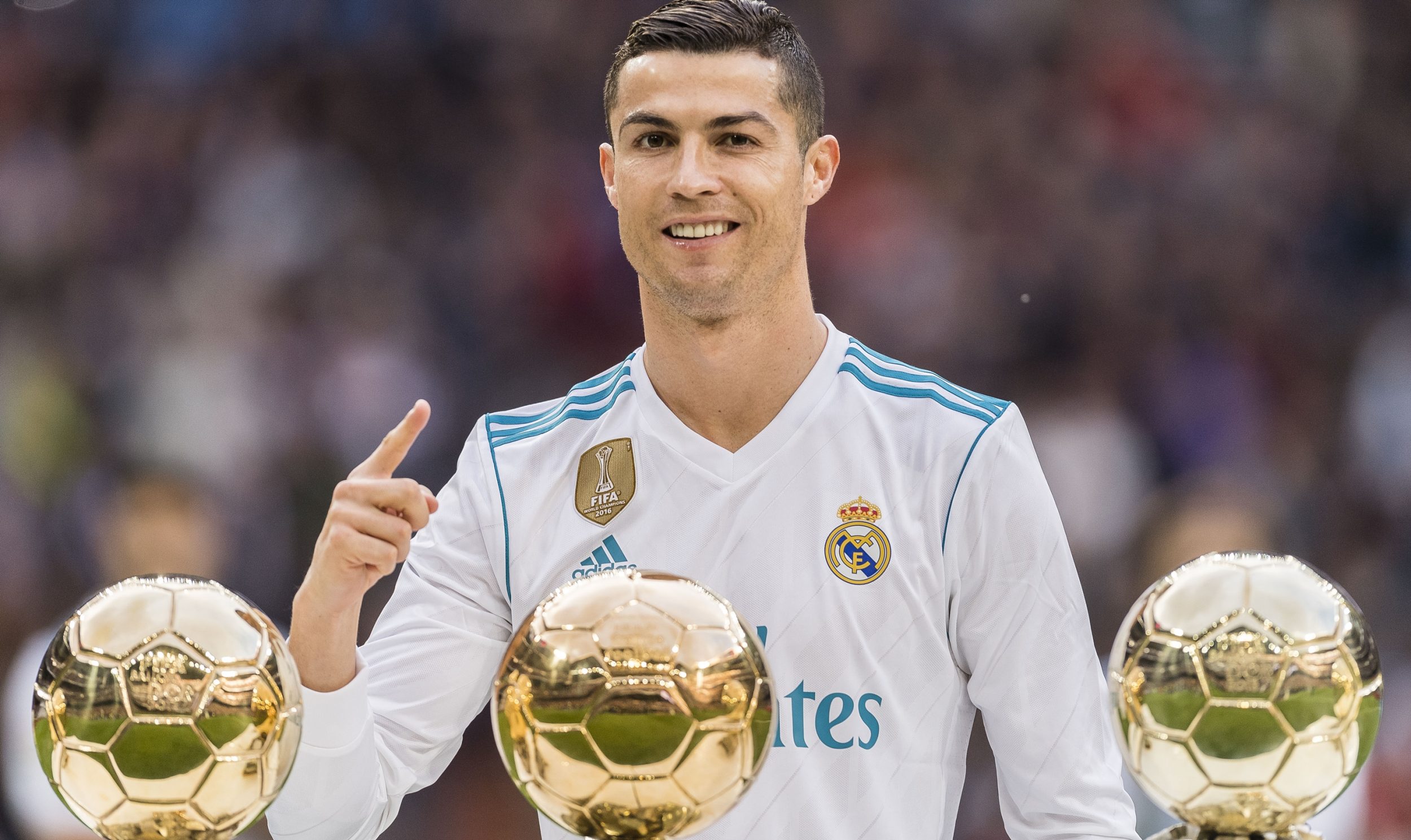 Сколько лет мячу. Рональдо Криштиану Роналду. Кристиано Роналдо футболист. Криштиано Роналдо Реал Мадрид золотой мяч. Криштиану Роналду 2014.