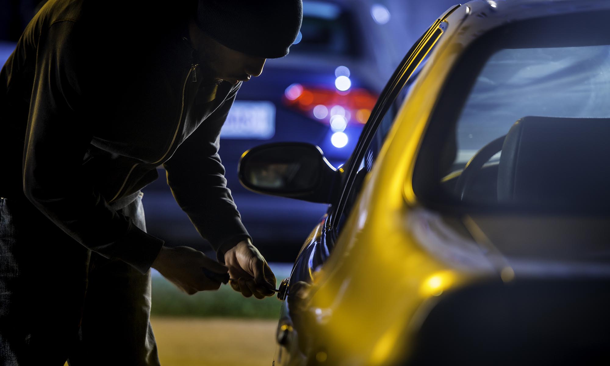 His car to steal last night. Угон автомобиля. Угонщик авто. Похищение автомобиля. Кража из автомобиля.