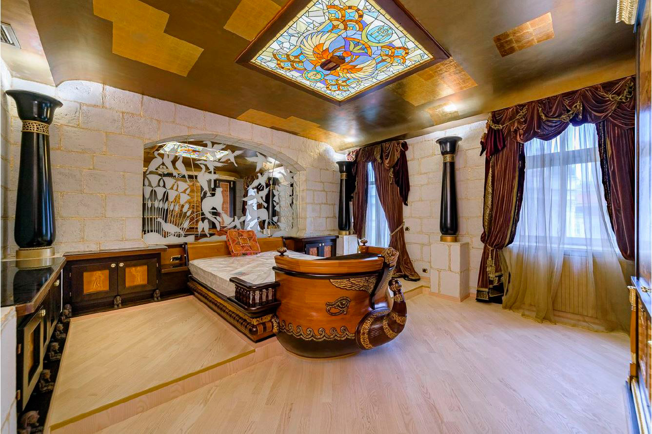 Квартира за 1000000 рублей. Остоженка фараон. Комната в египетском стиле. Квартира в египетском стиле. Египетский стиль в интерьере.