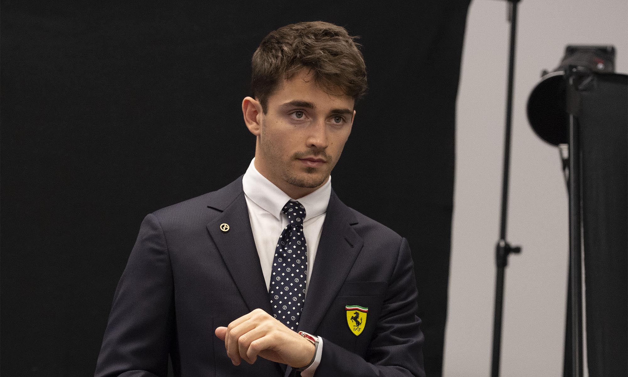 Így öltözik Armaniba Charles Leclerc és Carlos Sainz | Az online