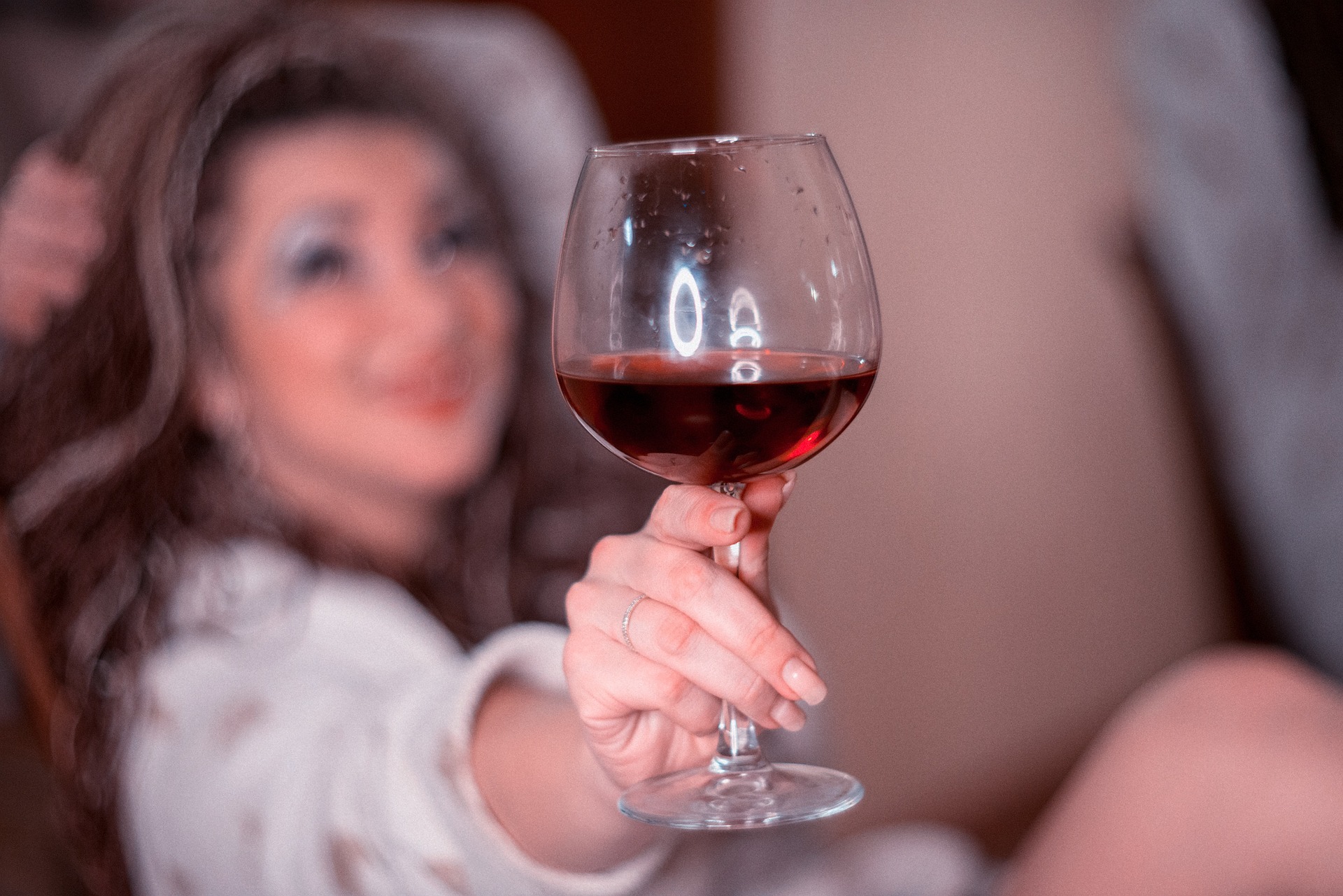 Пить вино дома