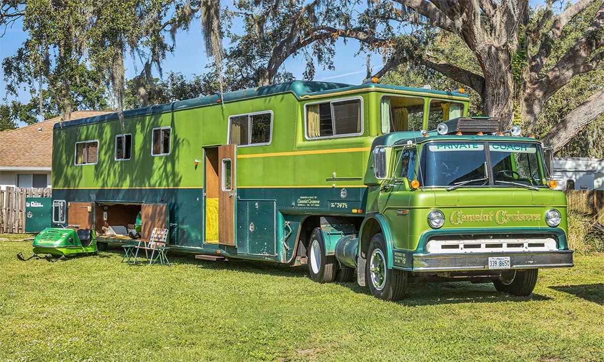 The interior of this 1970’s mobile home is a true trip back in time