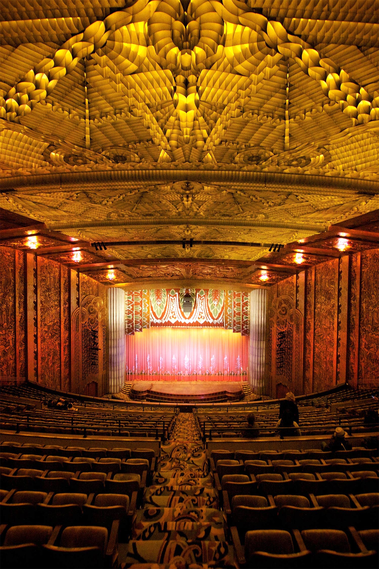 Theatre hall. Кинотеатр Парамаунт Окленд. Театр Paramount Окленд. Зал Парамаунт Окленд. Сцена театра.