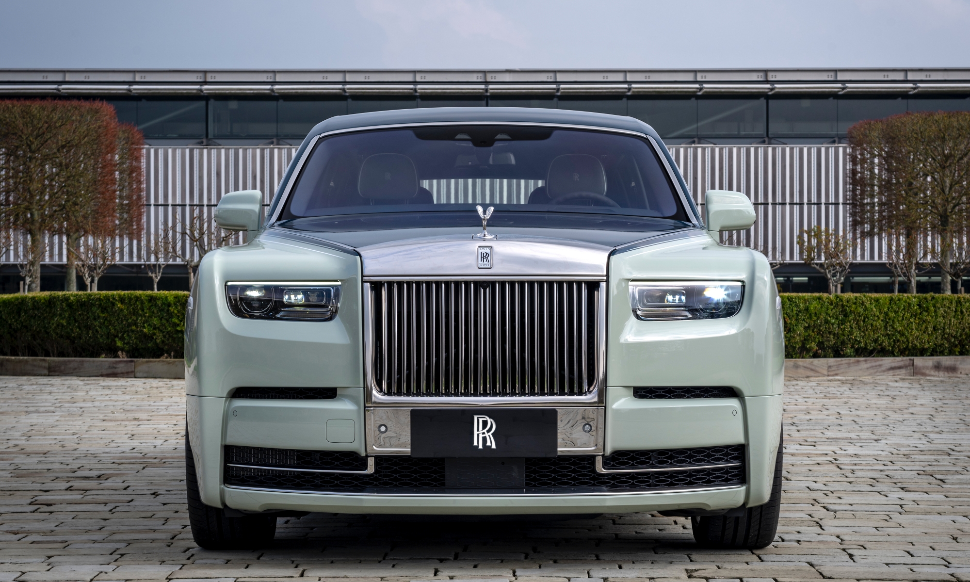 Reminiscent of the night beach, the Rolls-Royce Phantom is beautiful