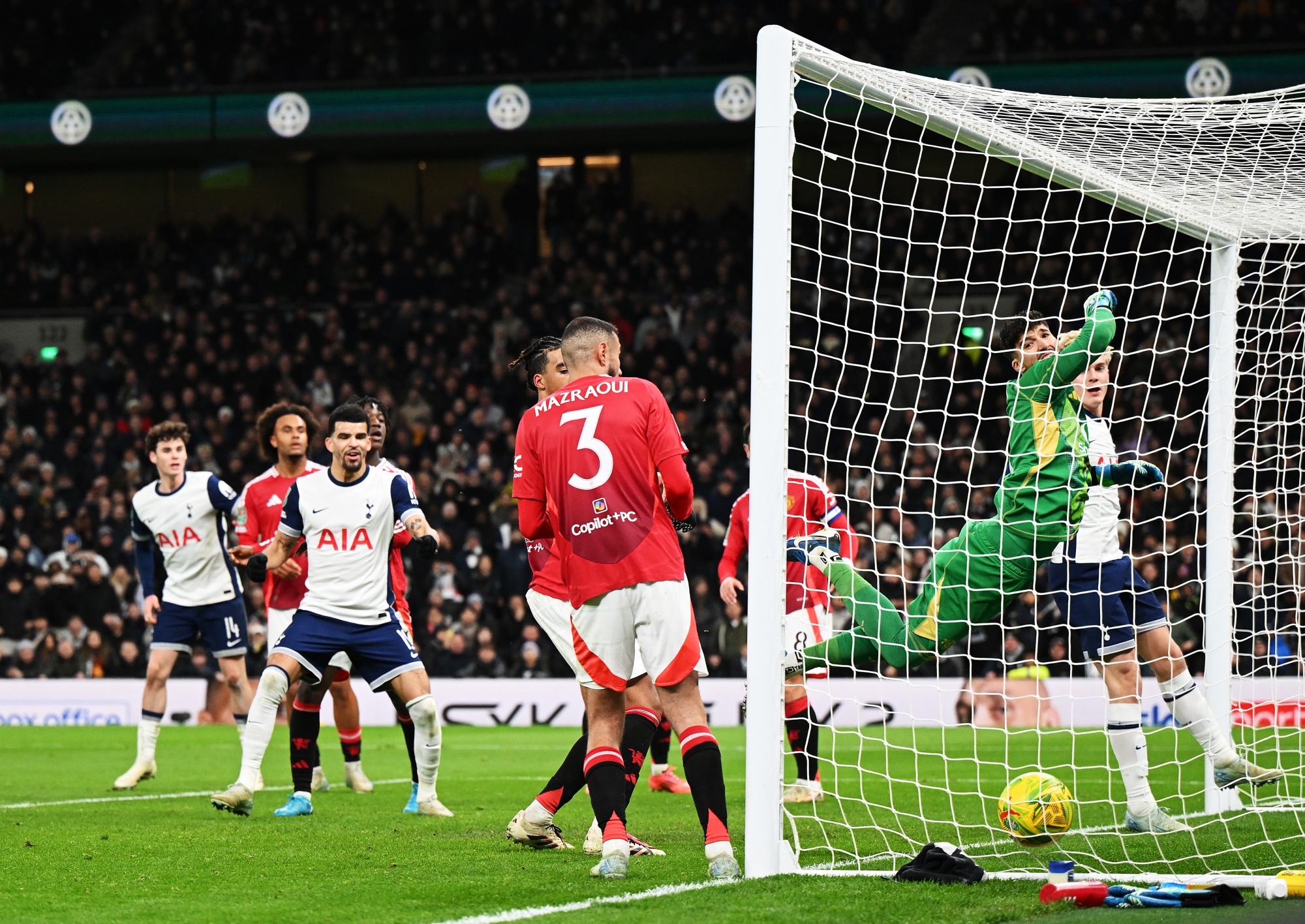 Szögletből rúgott gólt a Man. Unitednek a Tottenham csapatkapitánya