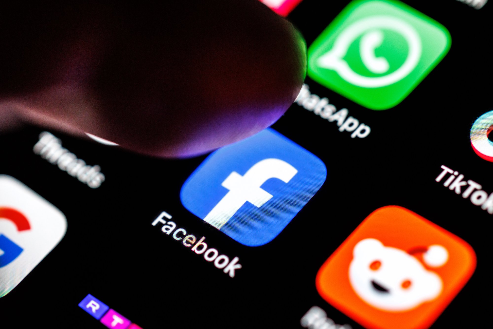 A Facebook minden ok nélkül elkezdte tömegesen kitiltani a felhasználókat