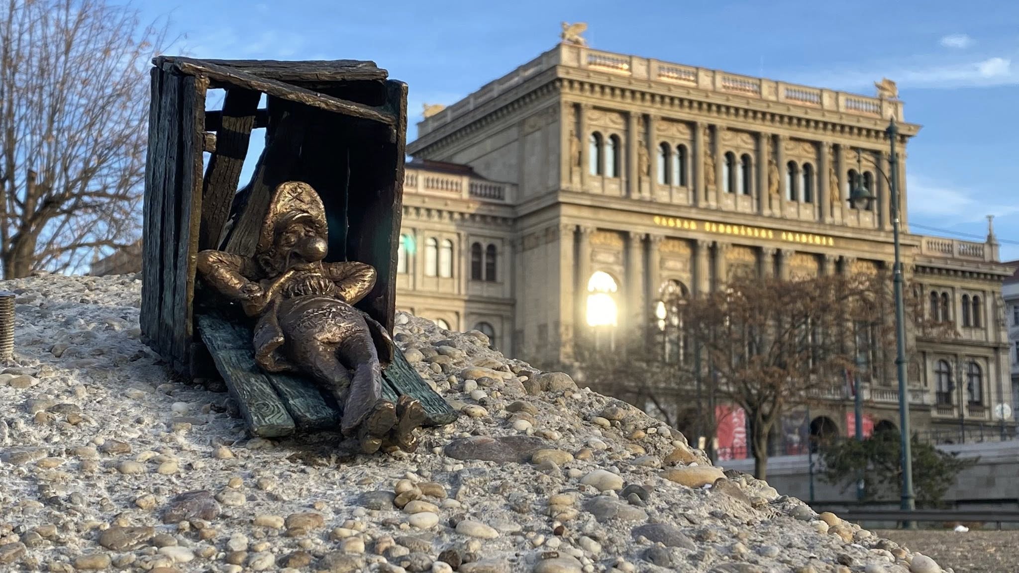 Új Kolodko-miniszobor jelent meg a pesti Duna-parton