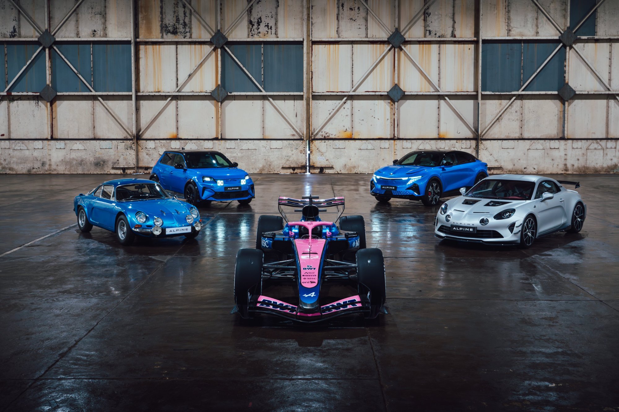 Kevésbé ugyan, de még mindig bugyirózsaszín a mercedeses Alpine