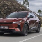 560 kilométeres hatótáv és meglepően jó vezethetőség – teszten a Toyota C-HR+