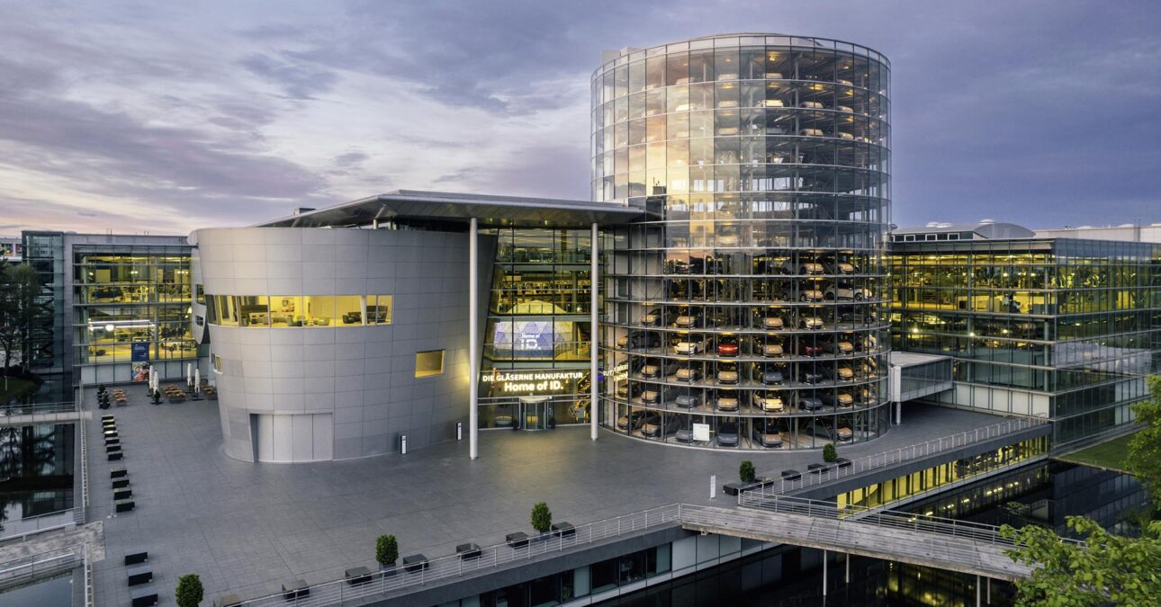 Katedrálisok a lóerőknek: A világ 5 legstílusosabb autógyára